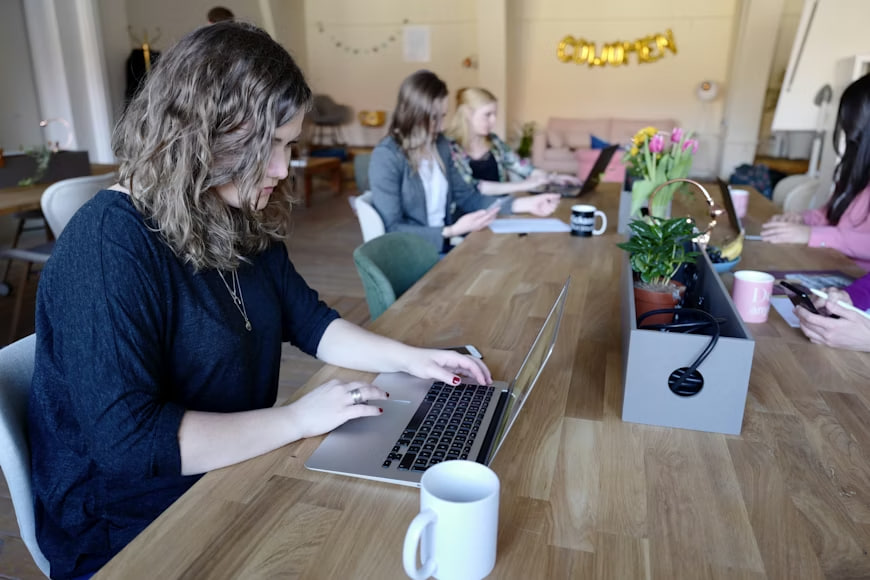 Naturalne otoczenie symbolizujące podejście wellness marki Aurovela